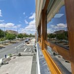 Ventanas de PVC imitación madera a medida: estética y adaptación a formas especiales